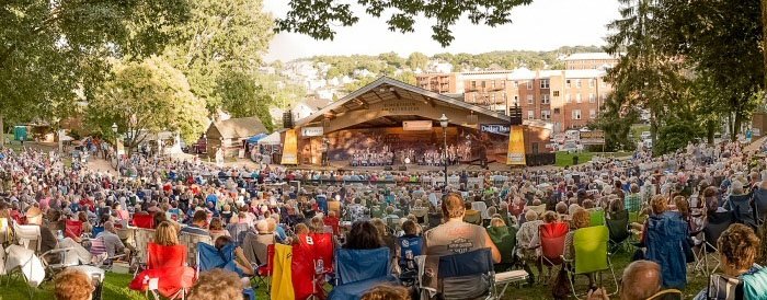 SummerSounds crowd at the St. Clair Park amphitheater
